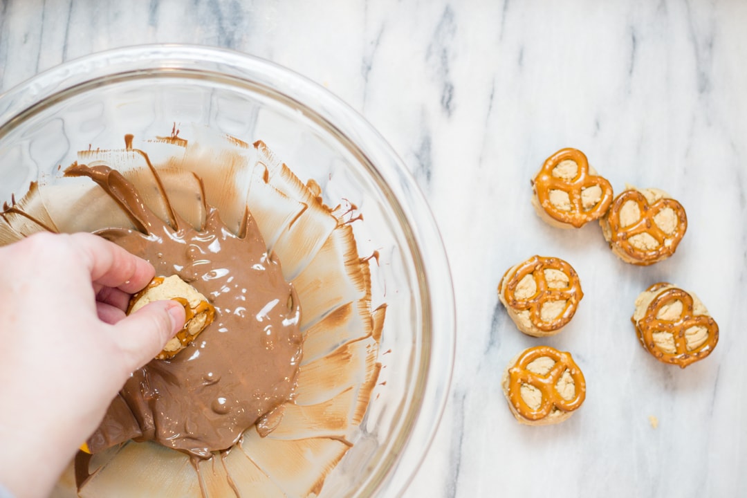 Easy Buckeye Recipe with Peanut Butter and Pretzels