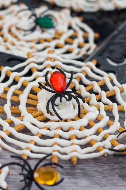 Super Fun And Easy Halloween Pretzel Treat halloweentreatsweek 
